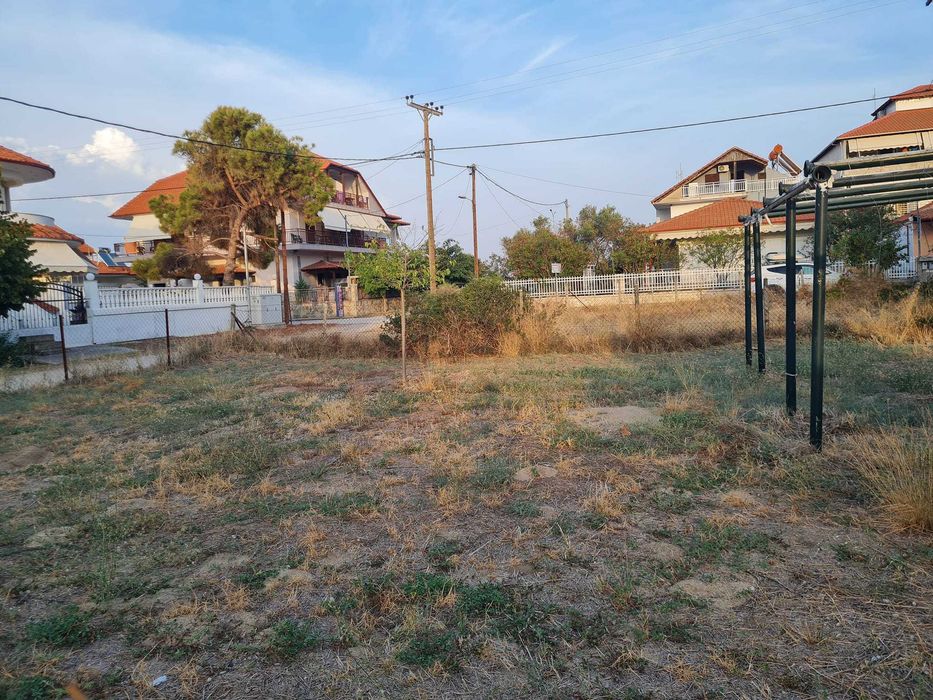 Продава се парцел в регулация 300 м2 в центъра на Неа Врасна, Гърция