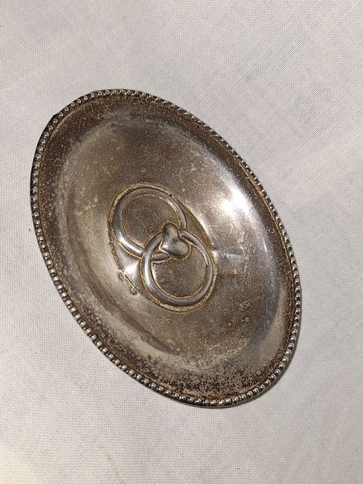 Старинен малък сребърен съд за венчални халки