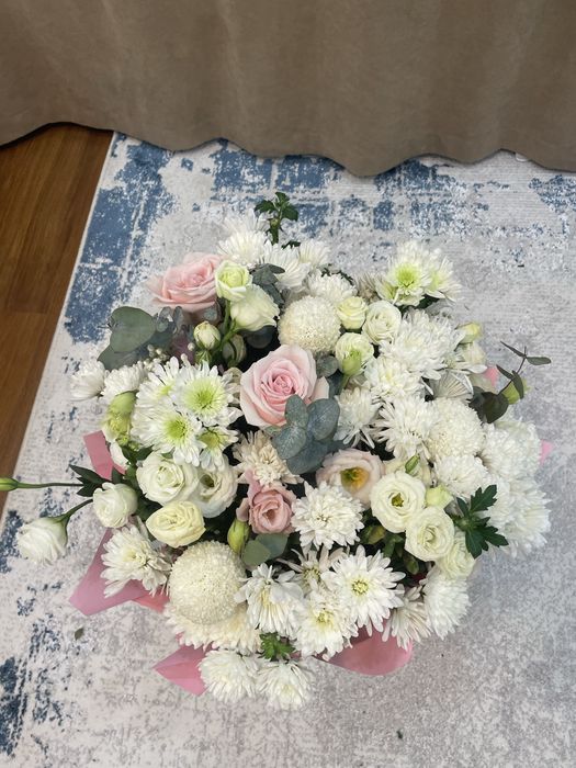 Букет цветы в корзине