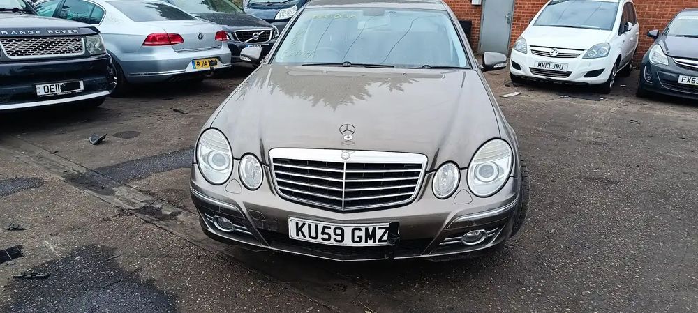 Dezmembrari / Dezmembrez E320 (W211) 45690 cutie viteze automată cod culoare 963 (MANUFAKTUR gri indium - vopsea metalizată)