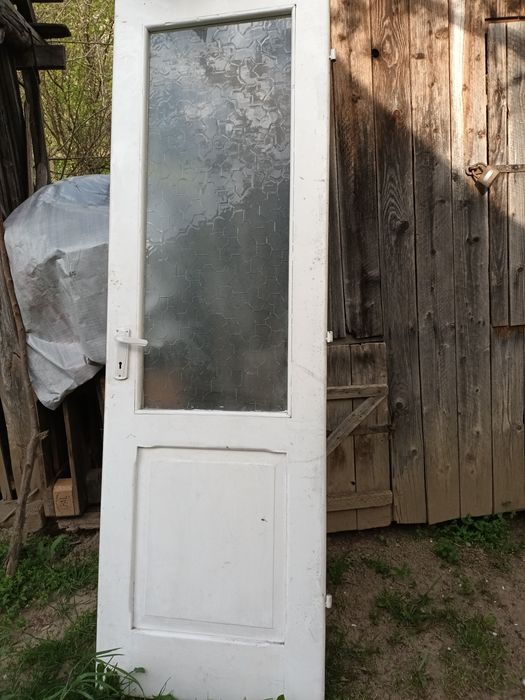 Usi lemn  cu sticlă  și oglinda