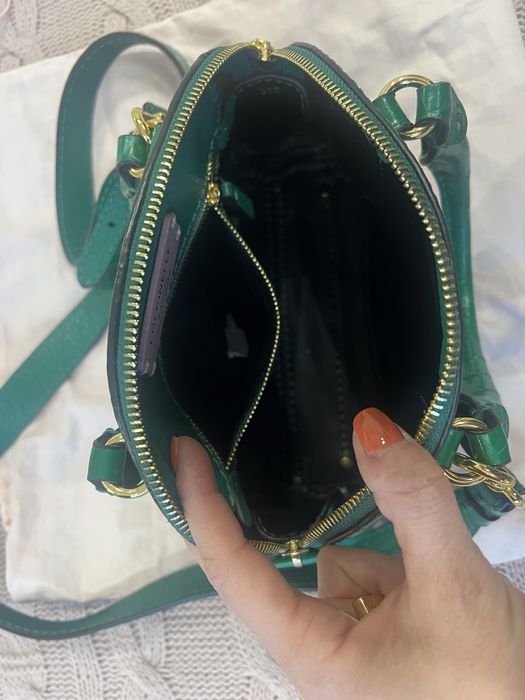 Coccinelle Emerald Croco – Ефектна дизайнерска чанта в изумрудено зелено