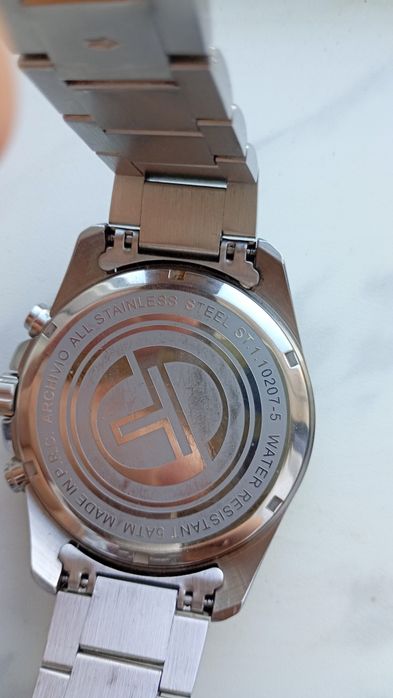 Ceas Sergio Tacchini, negru-auriu, seamănă cu Lorus by Seiko, mecanism japonez, masiv, metalic, greutate 150 grame
