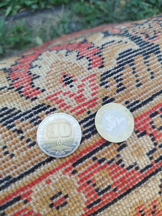 Продам монеты. 2 по 100тг и 1 - 200тг