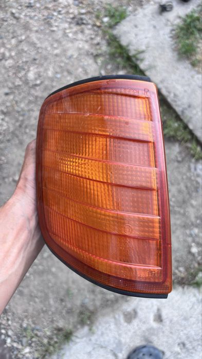 Поворотник правый оригинал  на w 124