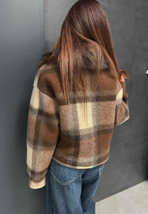 Дамско палто с пухена яка каре