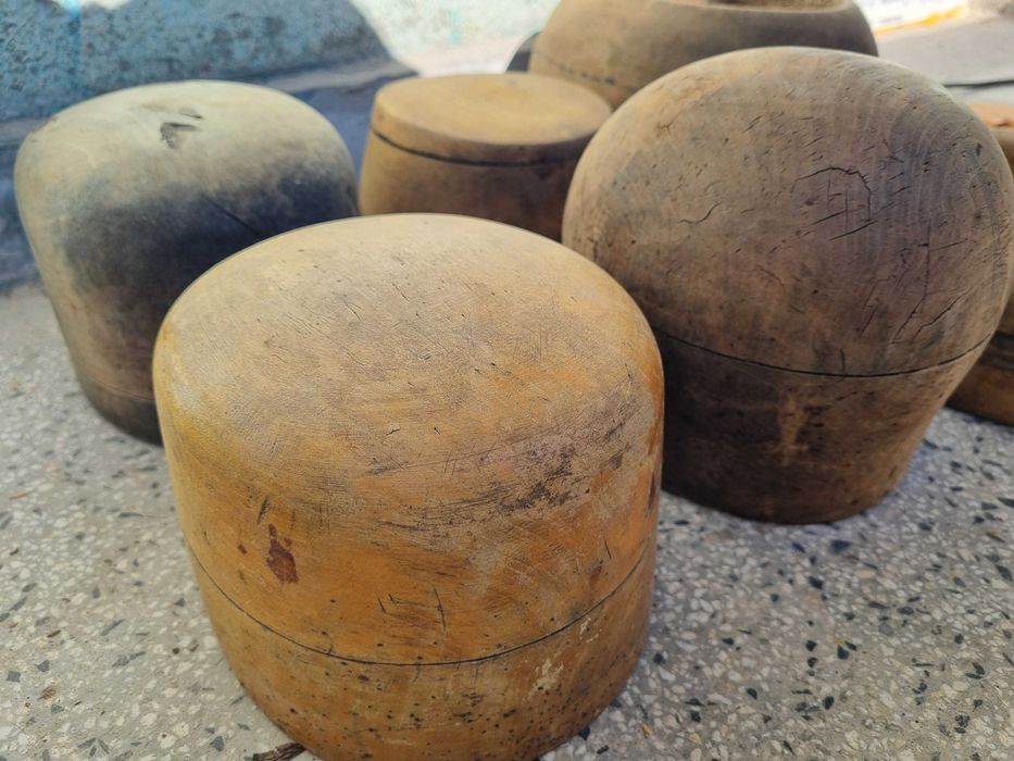 Стари дървени калъпи за шапки