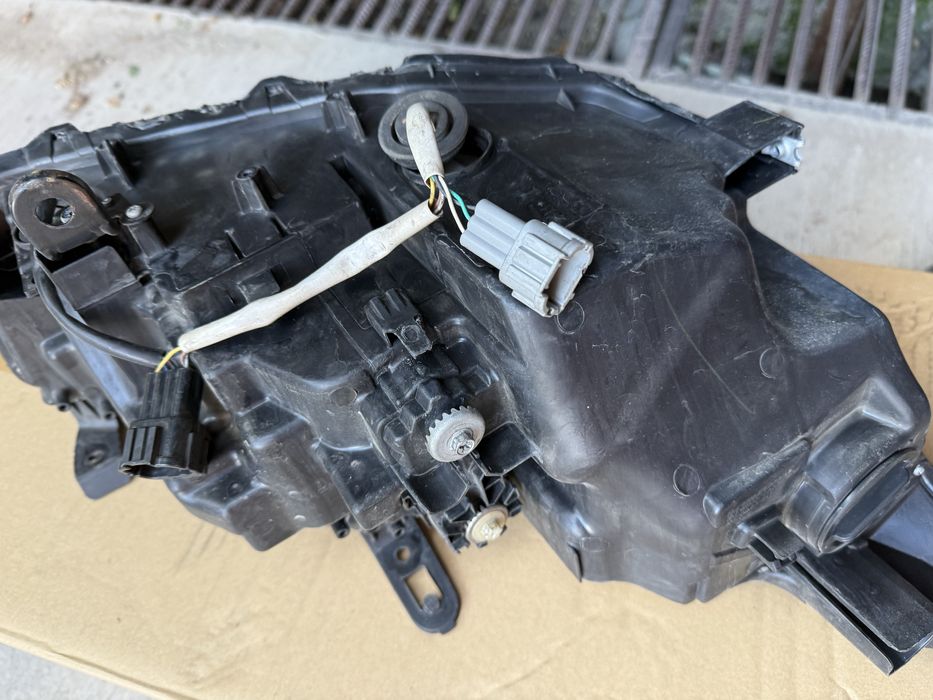 Infiniti Q50 ляв фар не адаптивен USА версия