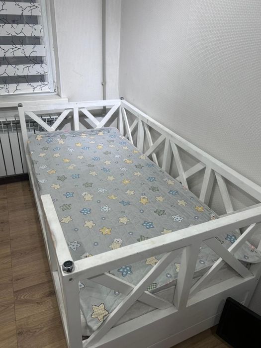 продаю двухярусную кровать.