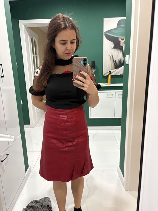 Червен костюм+черна блузка