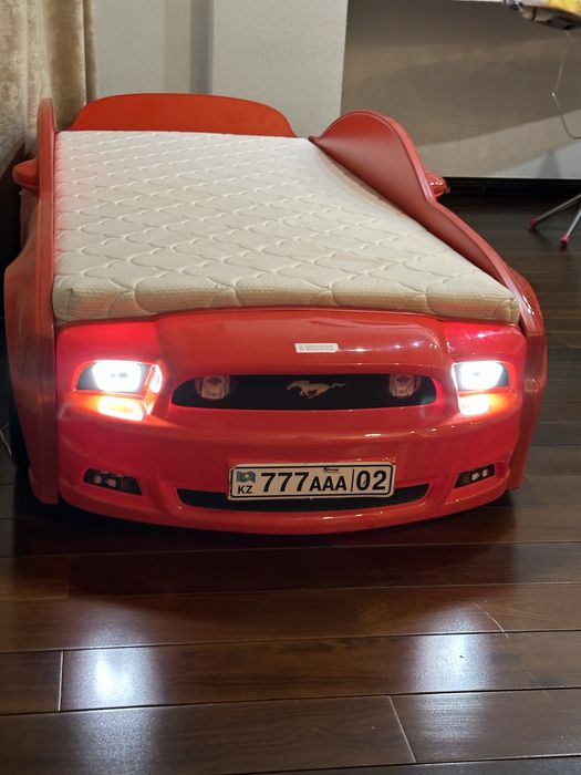 Кровать-машинка детская