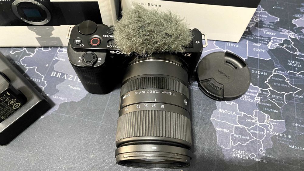 Sony ZV-E10 + Sigma 18-50 F/2.8