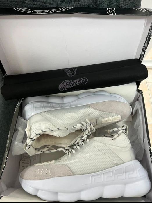 Versace chain reaction pe negru și alb