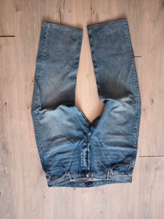 Vând pantaloni Levi's