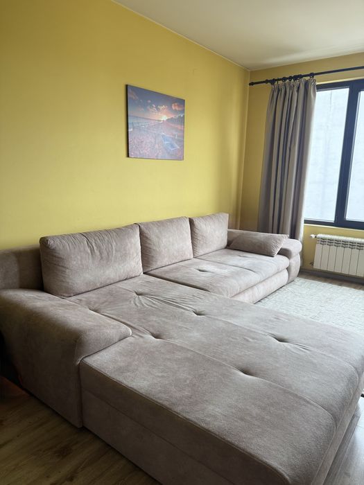 Голям бежов диван