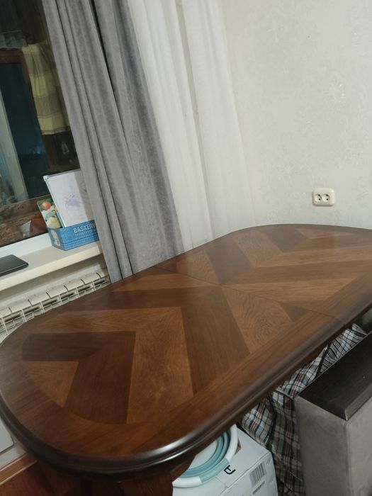 Стол для гостинной