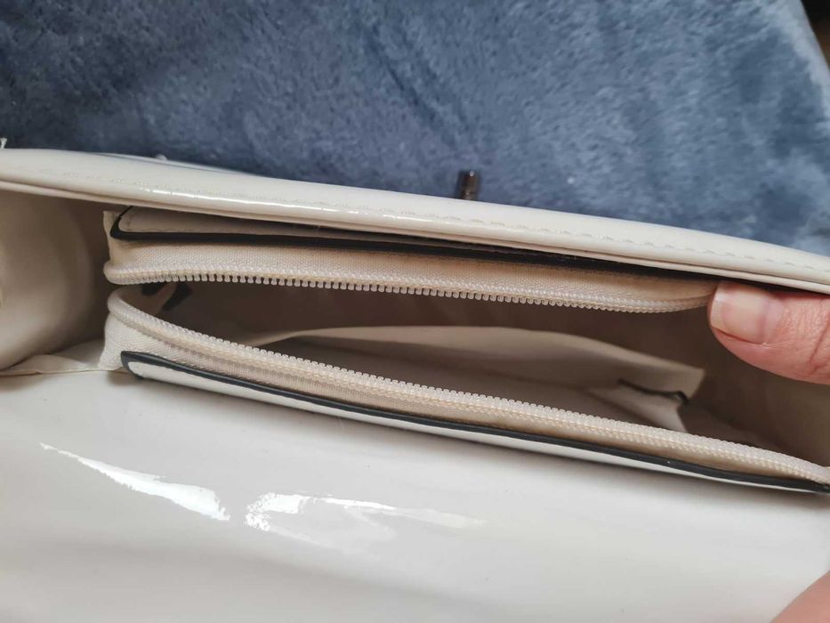 Бяла дамска чанта с презрамки за рамене