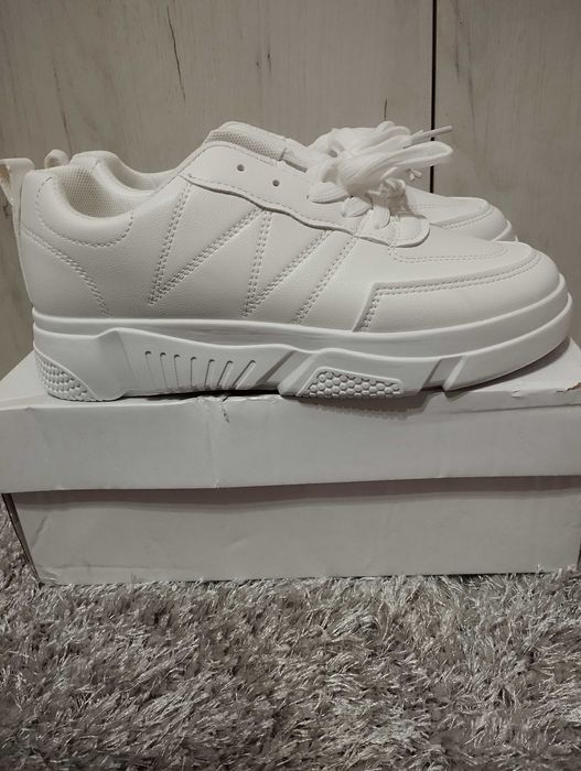 Бели Кецове ,чисто нови