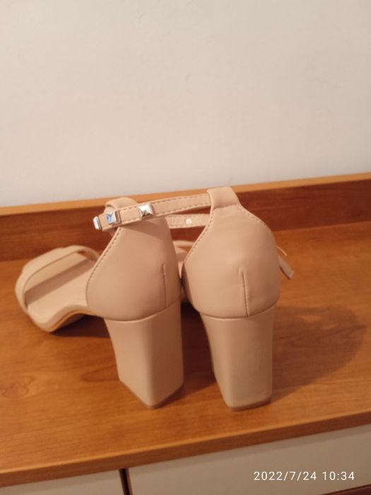 Дамски сандали с висок ток