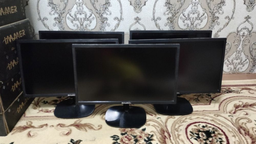 Продаются 16 компьютеров и 18 стульев