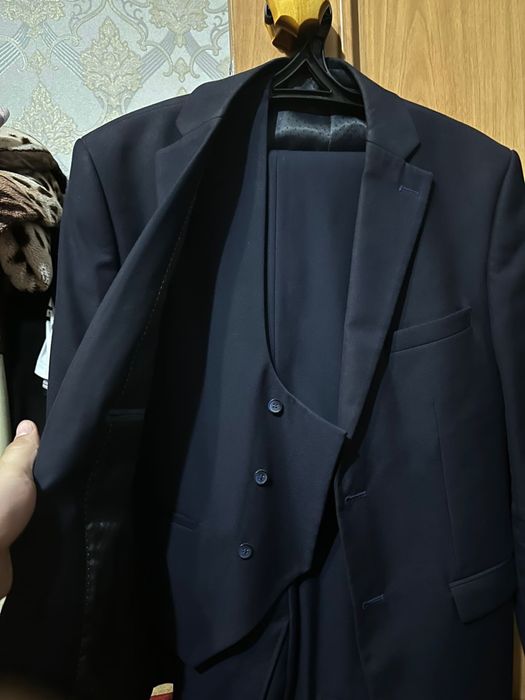 Продам мужские костюмы тройка