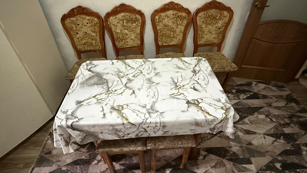 столы для гостей и для кухни