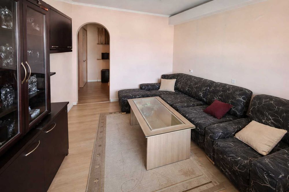 Тристаен апартамент в саниран блок в кв. Струмско, гр. Благоевград