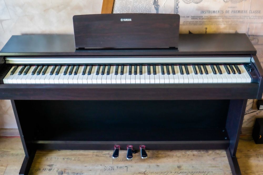 Pian digital YAMAHA Arius YDP 142-Rosewood 88 clape grele, 3 pedale
