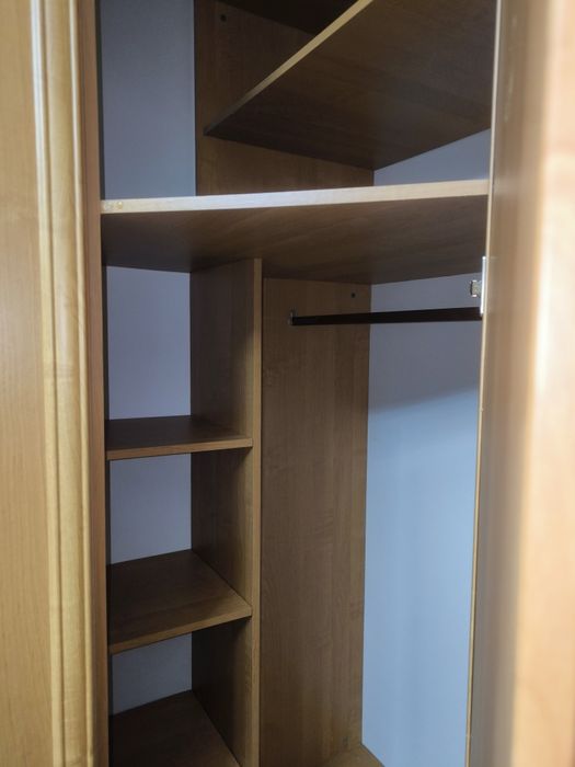 Вместительный угловой шкаф