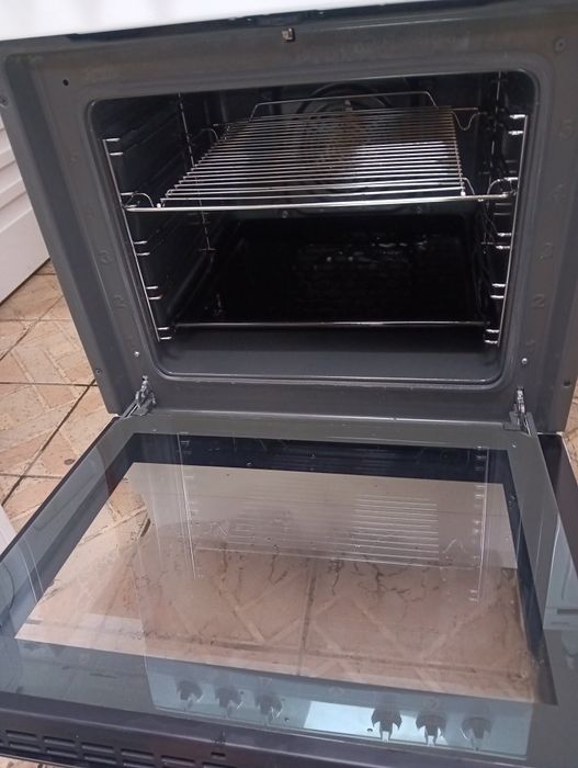 Свободно стояща печка с керамичен плот Gram с две години Гаранция!