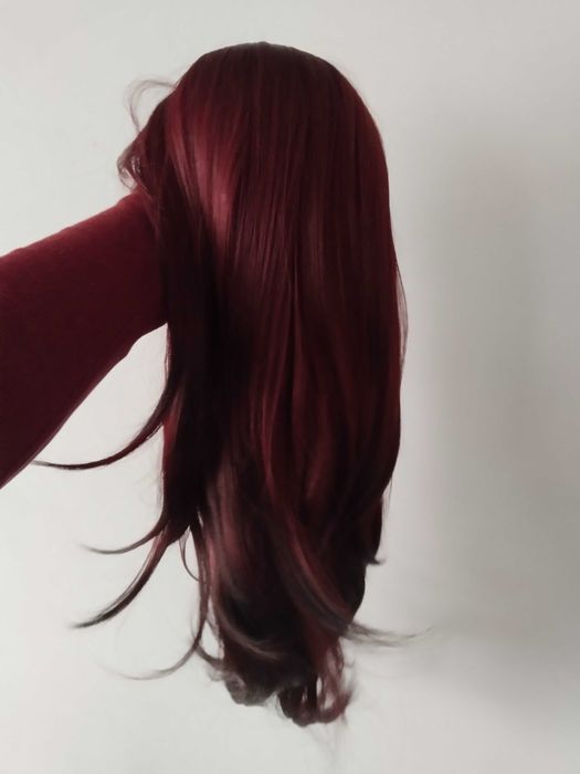 Червена перуки с бретон, само за 15€ всяка.