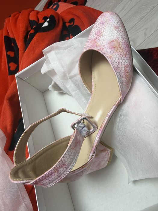 Vand sandale, marimea 38 sunt noi