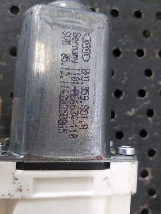 Motoras macara stanga fata audi a4 b8 8k 8k0959801a