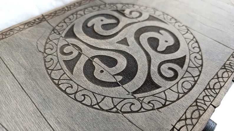 "Eleganță și Personalizare: Gravuri și Cadouri din Lemn"