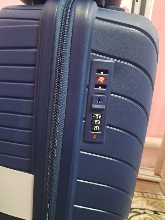 Чемодан дорожный