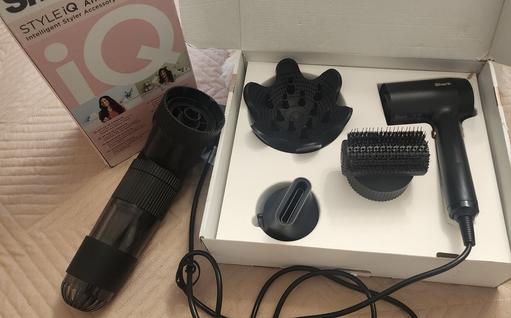 Сешоар Shark с допълнителна приставка за къдрици.Обща цена 230лв.