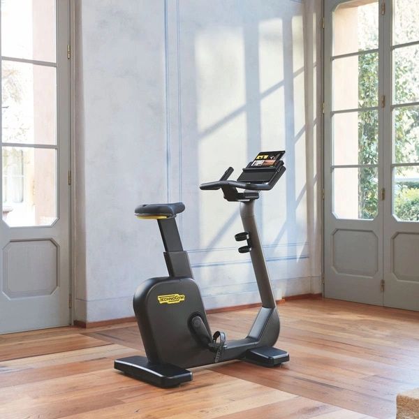 Продаю велотренажер Technogym