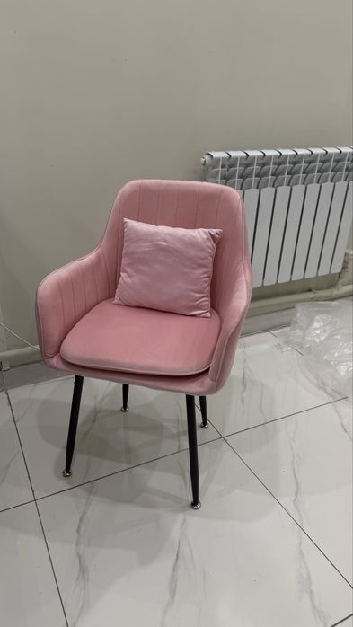 Стул розовый почти новый
