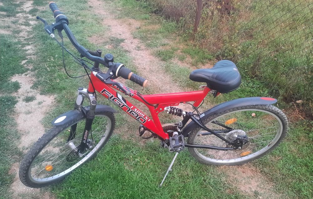 Bicicleta roti de 26, reglata, cauciucuri noi, frane pe discuri, roata cu prindere rapida suspensie spate si fata Zoom, viteze 6x3 Shimano
500 pr