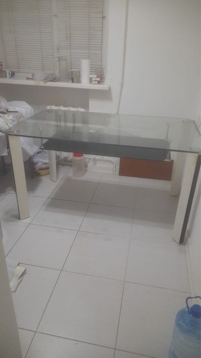 Продается стеклянный стол с подставкой