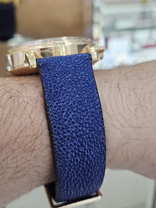 Продам золотые часы Патек Филип 585 пробы с ремешком из кожы ската