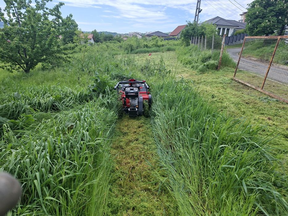 Tund iarbă cu motocoasa si defrișări cu tocător de vegetatie profesional