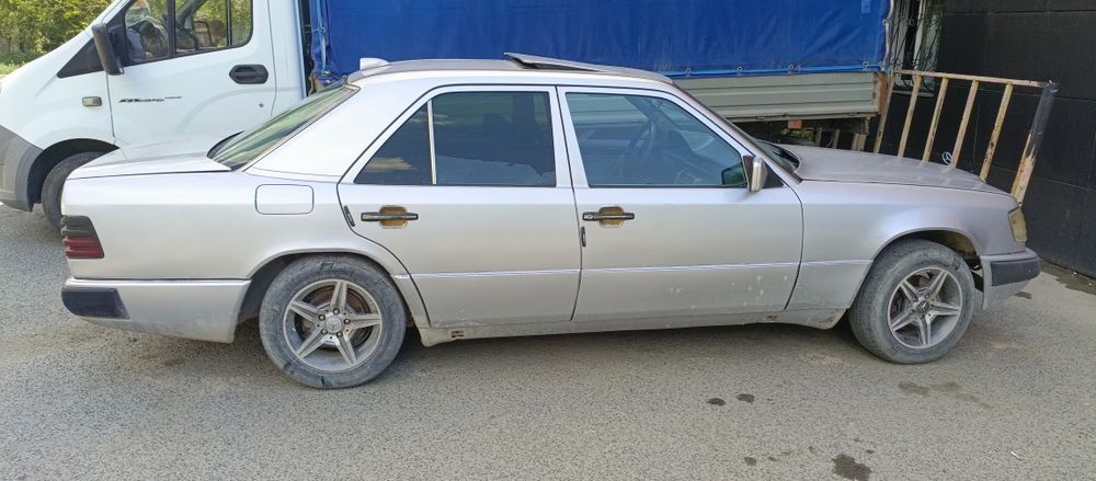 Мерседес Е220 W124
