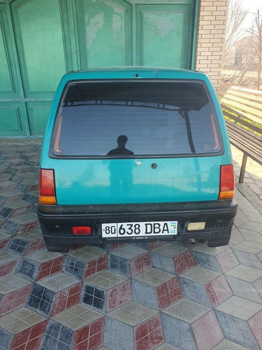 Avtomobil Tico zur holatda mashina yurib turibdi yaxshi mashina urilma