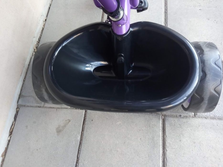 Продавам колела внос от Германия детска триколка със сенник CHIPOLINO