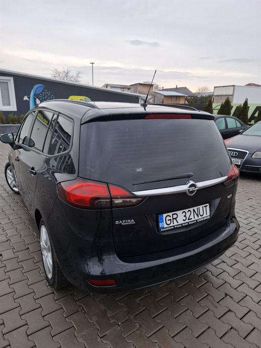 Vand opel zafira tourer  7 locuri