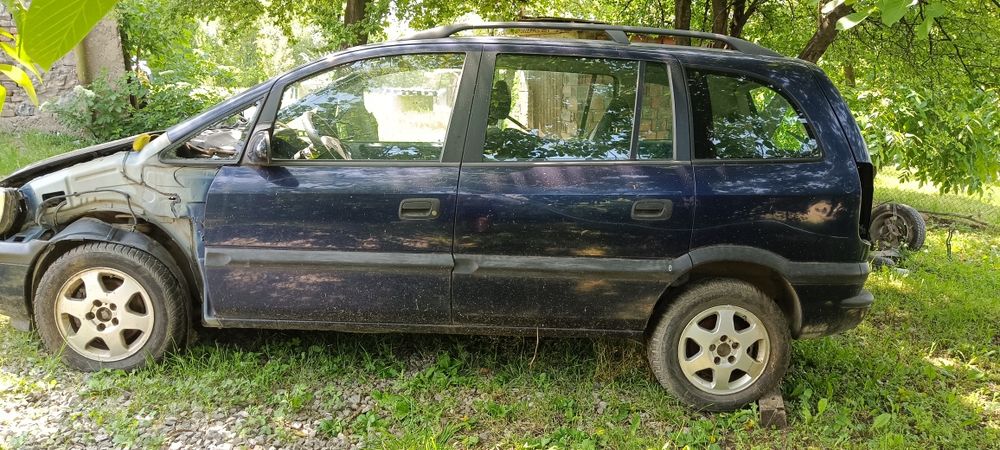 Продавам Opel Zafira 1.8 с газ на части.