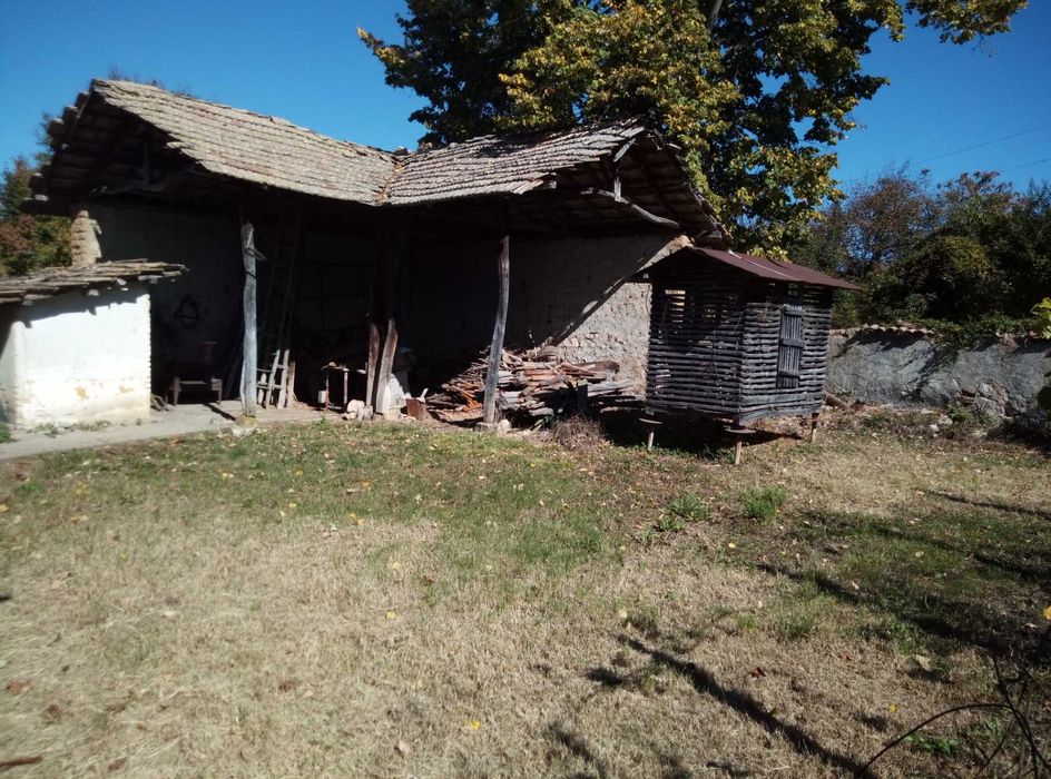 Двуетажна къща с фотоволтаици