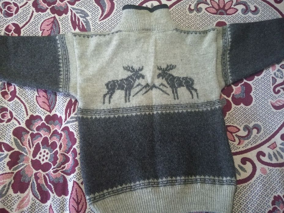 Продам  детский свитер