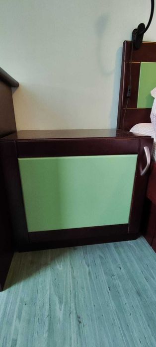 Стилна спалня с чекмеджета за съхранение + нощни шкафчета